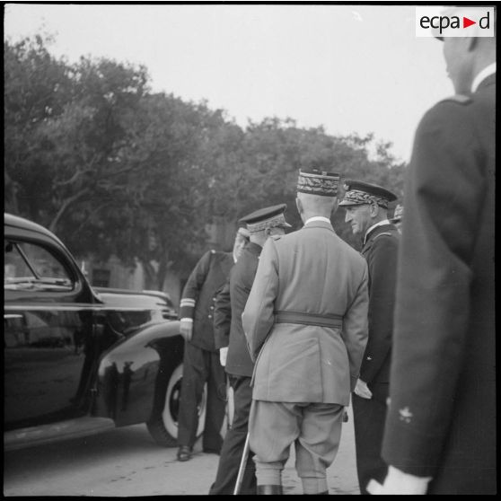 Arrivée de l'amiral de la flotte Darlan sur les lieux de la cérémonie d'hommage aux troupes du Levant.