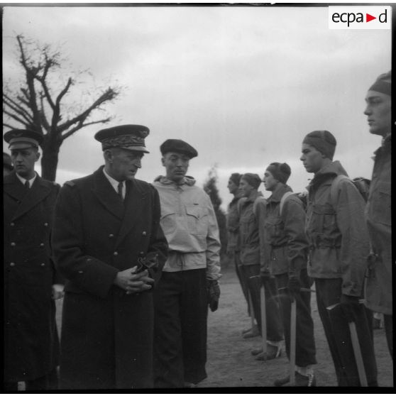 Lors d'une visite à l'Ecole des pupilles de l'Air (EPA) à Grenoble, le général de brigade aérienne Jean-Marie Bergeret, secrétaire d'Etat à l'Aviation, s'entretient avec des jeunes en formation dans l'organisation Jeunesse et Montagne.