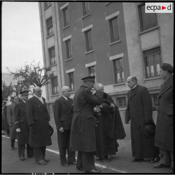 Le général de brigade aérienne Jean-Marie Bergeret, secrétaire d'Etat à l'Aviation, salue des autorités ecclésiastiques lors de sa visite à l'Ecole des pupilles de l'Air (EPA) de Grenoble.