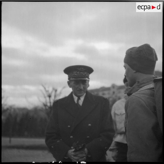 Lors d'une visite à l'Ecole des pupilles de l'Air (EPA) à Grenoble, le général de brigade aérienne Jean-Marie Bergeret, secrétaire d'Etat à l'Aviation, s'entretient avec des jeunes en formation dans l'organisation Jeunesse et Montagne.
