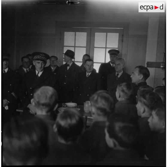 Lors d'une visite à l'Ecole des pupilles de l'Air (EPA) à Grenoble, le général de brigade aérienne Jean-Marie Bergeret, secrétaire d'Etat à l'Aviation, s'adresse aux jeunes élèves.