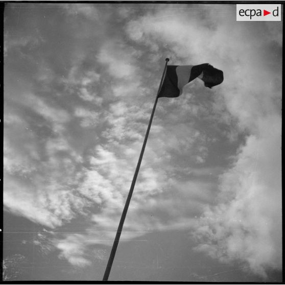 Le mât des couleurs dans la cour de l'Ecole des pupilles de l'Air (EPA) de Grenoble.