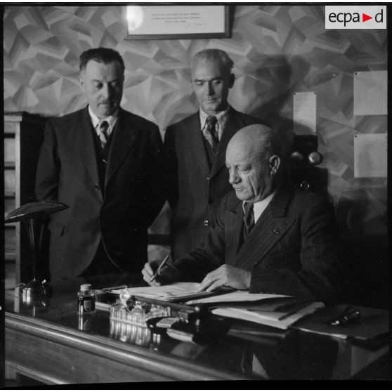 Le directeur de l'Ecole des pupilles de l'Air (EPA) à Grenoble et ses collaborateurs.