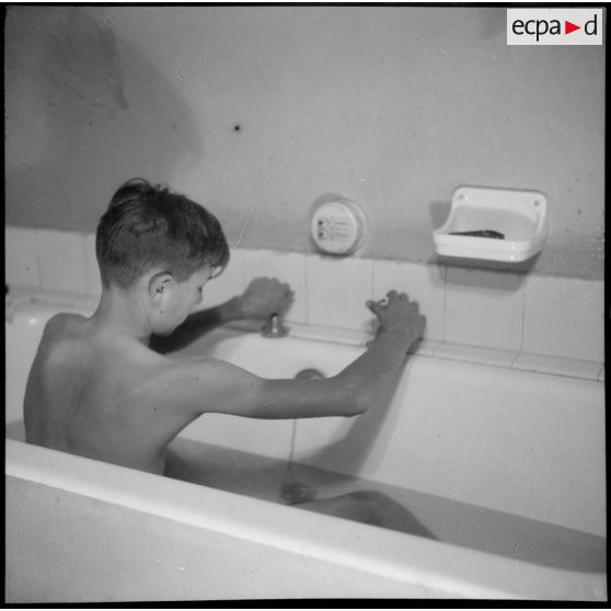 Toilette d'un enfant de l'Ecole des pupilles de l'Air (EPA) à Grenoble.