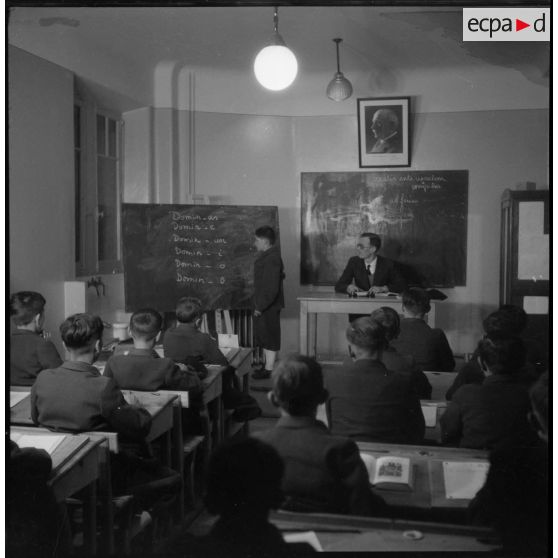 Cours de latin dans une salle de classe de l'école des pupilles de l'Air (EPA) à Grenoble.