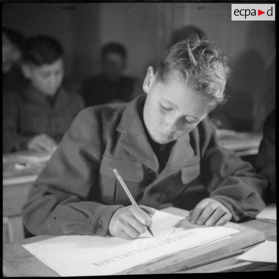 Portrait d'un élève de l'Ecole des pupilles de l'Air (EPA) de Grenoble à l'étude.
