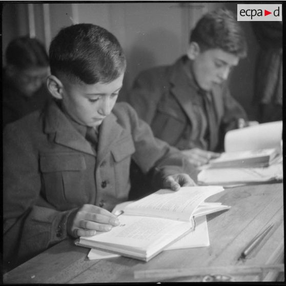 Portrait d'un élève de l'Ecole des pupilles de l'Air (EPA) de Grenoble à l'étude.
