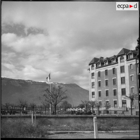Les élèves sont en récréation dans la cour de l'école des pupilles de l'Air (EPA) de Grenoble.