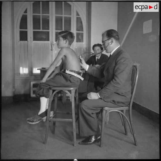 Un élève de l'Ecole des pupilles de l'Air (EPA) à Grenoble passe une visite médicale.