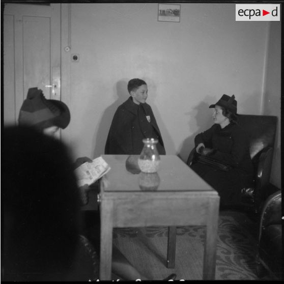 Des élèves de l'Ecole des pupilles de l'Air (EPA) à Grenoble reçoivent la visite de leur famille.