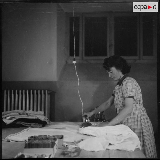 L'entretien du linge à l'Ecole des pupilles de l'Air (EPA) à Grenoble.