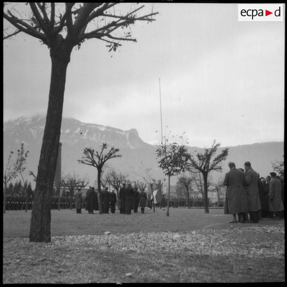 Cérémonie de lever des couleurs lors de la visite du général de brigade aérienne Jean-Marie Bergeret, secrétaire d'Etat à l'Aviation, à l'Ecole des pupilles de l'Air à Grenoble.