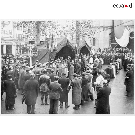 A Vichy, les officiels lors des obsèques des victimes de l'accident aérien du 12 novembre 1941.