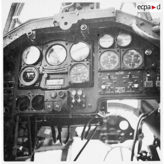 Tableau de bord d'un bombardier LeO-451 dans un hangar de la base aérienne d'Ambérieu-en-Bugey.