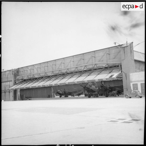 Vue intérieure d'un hangar de la base aérienne d'Ambérieu-en-Bugey dans lequel des bombardiers LeO-451 stationnent.