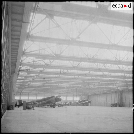 Vue intérieure d'un hangar de la base aérienne d'Ambérieu-en-Bugey dans lequel des bombardiers LeO-451 stationnent.