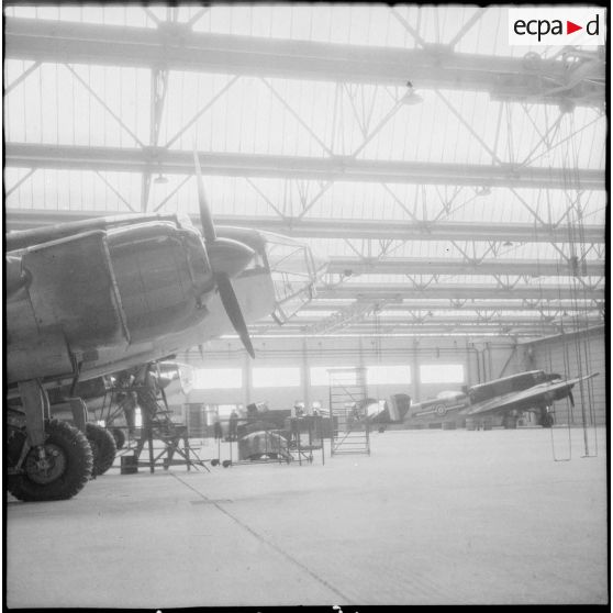Vue intérieure d'un hangar de la base aérienne d'Ambérieu-en-Bugey dans lequel des bombardiers LeO-451 stationnent, en phase de montage et de contrôle.