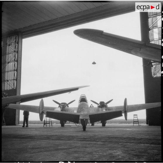 Un avion de chasse Potez 630 ou 631 dans un hangar de la base aérienne d'Ambérieu-en-Bugey.