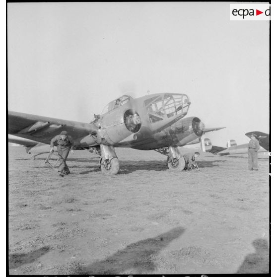Décollage d'un avion d'observation Potez 63-11 sur une base aérienne.