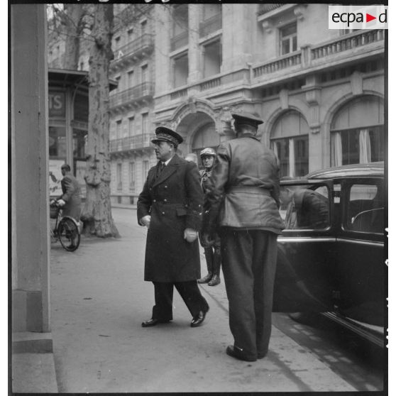 Arrivée du général de division aérienne Jean-Charles Romatet, chef d'état-major de l'armée de l'Air, sur les lieux de l'arbre de Noël à Vichy.