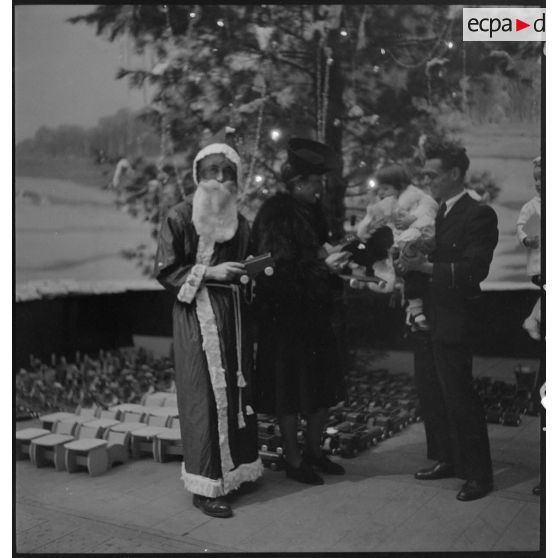 Distribution de cadeaux lors de l'arbre de Noël de l'armée de l'Air à Vichy.