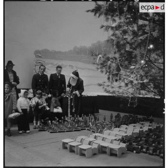 Distribution de cadeaux lors de l'arbre de Noël de l'armée de l'Air à Vichy.