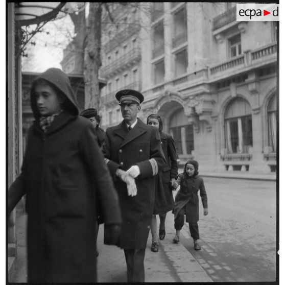 Arrivée d'un colonel et de sa famille sur les lieux de l'arbre de Noël à Vichy.