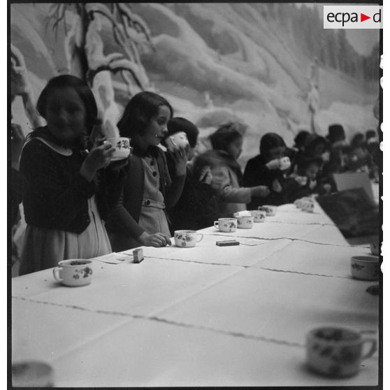 Goûter des enfants lors de l'arbre de Noël de l'armée de l'Air à Vichy.