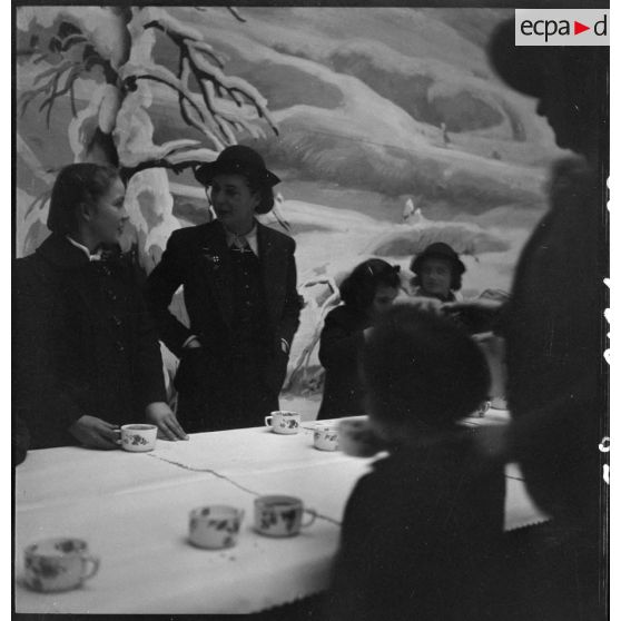 Goûter des enfants lors de l'arbre de Noël de l'armée de l'Air à Vichy.