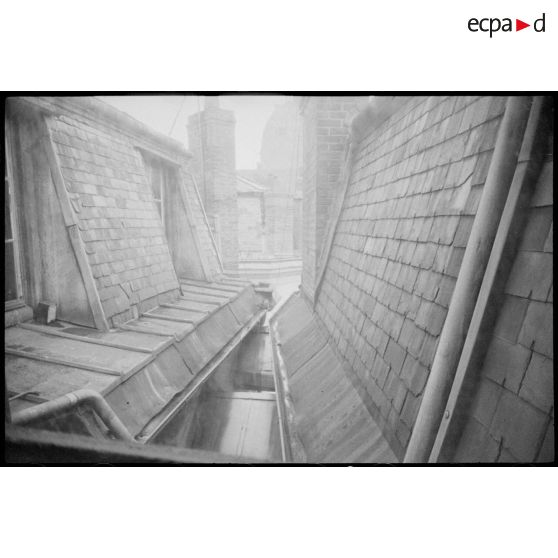 Toits des bâtiments abritant  les locaux de la 2e compagnie de l'armée de l'Air à Vichy (non identifiée).