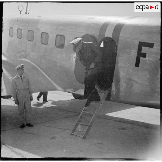 Sur l'aérodrome de Vichy-Rhue, le général de brigade aérienne Jean-Marie Bergeret, secrétaire d'Etat à l'Aviation, descend du Potez 662 qui le ramène de Syrie où il a inspecté les escadrilles présentes sur le territoire.