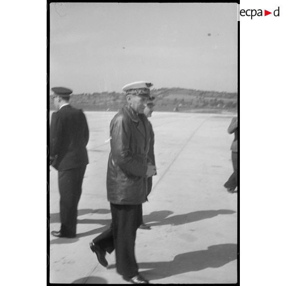 De retour de Syrie où il a inspecté les escadrilles présentes sur le territoire, le général de brigade aérienne Jean-Marie Bergeret, secrétaire d'Etat à l'Aviation, est accueilli sur l'aérodrome de Vichy-Rhue.