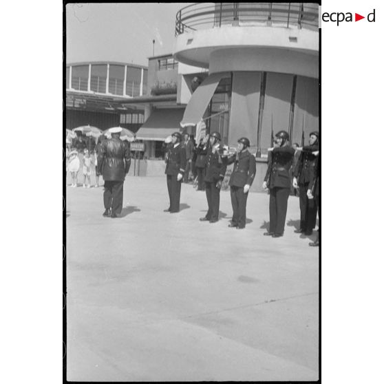 Revue d'un détachement de la garde par le général Bergeret.