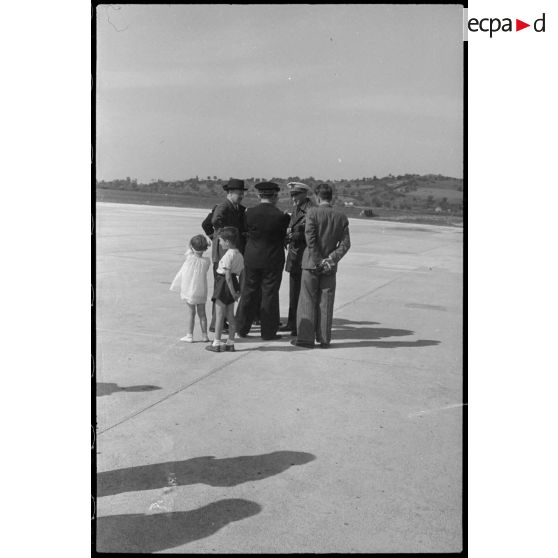 De retour de Syrie où il a inspecté les escadrilles présentes sur le territoire, le général de brigade aérienne Jean-Marie Bergeret, secrétaire d'Etat à l'Aviation, est accueilli sur l'aérodrome de Vichy-Rhue.