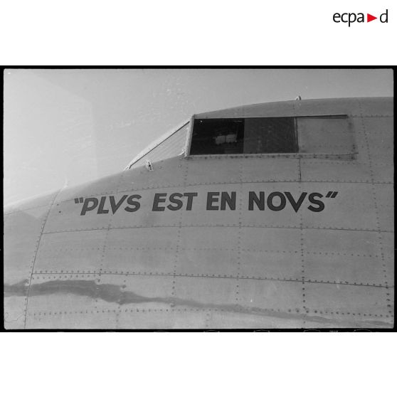 Le poste de pilotage du Potez 662 qui ramène le général de brigade aérienne Jean-Marie Bergeret, secrétaire d'Etat de l'Aviation, de Syrie.