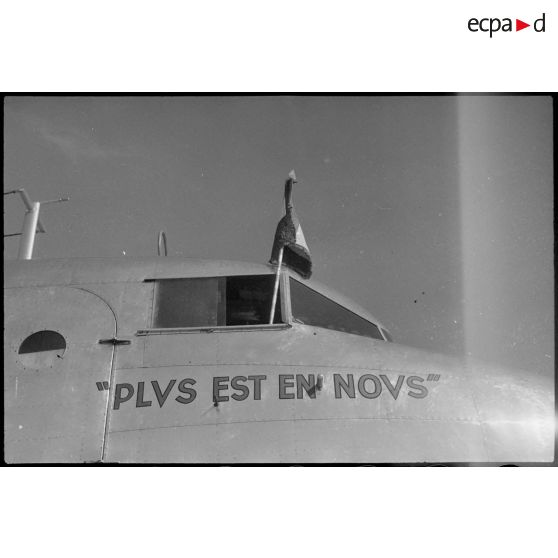 Le poste de pilotage du Potez 662 qui ramène le général de brigade aérienne Jean-Marie Bergeret, secrétaire d'Etat de l'Aviation, de Syrie.