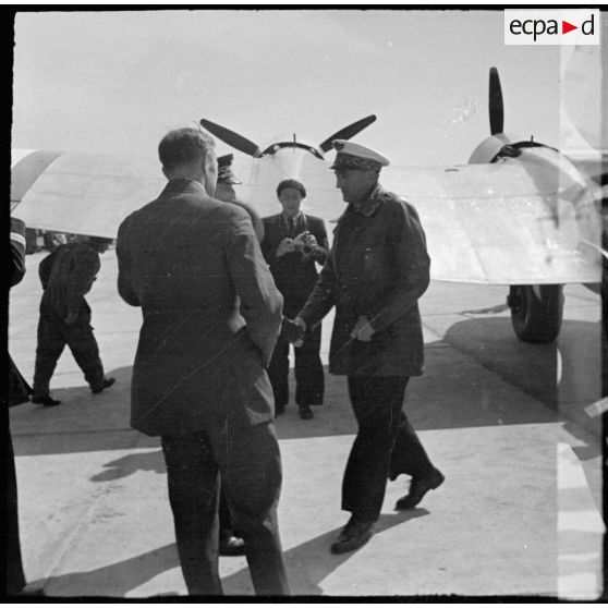 De retour de Syrie où il a inspecté les escadrilles présentes sur le territoire, le général de brigade aérienne Jean-Marie Bergeret, secrétaire d'Etat à l'Aviation, est accueilli sur l'aérodrome de Vichy-Rhue.