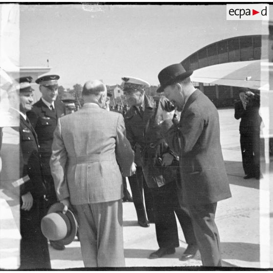 De retour de Syrie où il a inspecté les escadrilles présentes sur le territoire, le général de brigade aérienne Jean-Marie Bergeret, secrétaire d'Etat à l'Aviation, est accueilli sur l'aérodrome de Vichy-Rhue.