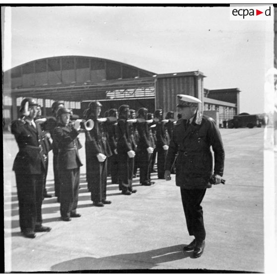 Revue d'un détachement de la garde par le général Bergeret.