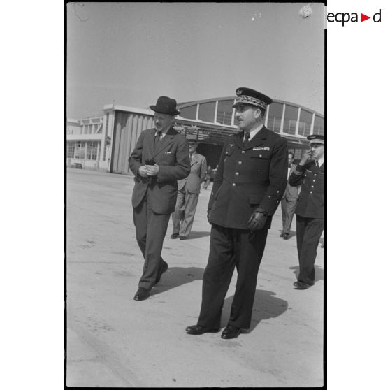 Le général de division aérienne Jean-Charles Romatet, chef d'état-major de l'armée de l'Air, vient accueillir le général de brigade aérienne Jean-Marie Bergeret, secrétaire d'Etat à l'Aviation à son retour de Syrie.