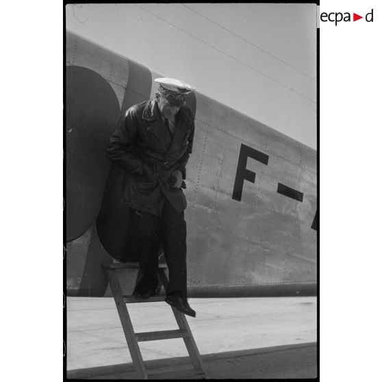 Sur l'aérodrome de Vichy-Rhue, le général de brigade aérienne Jean-Marie Bergeret, secrétaire d'Etat à l'Aviation, descend du Potez 662 qui le ramène de Syrie où il a inspecté les escadrilles présentes sur le territoire.