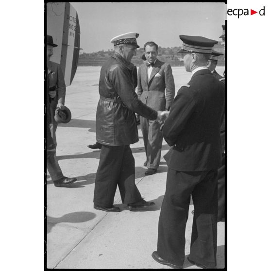 De retour de Syrie où il a inspecté les escadrilles présentes sur le territoire, le général de brigade aérienne Jean-Marie Bergeret, secrétaire d'Etat à l'Aviation, est accueilli sur l'aérodrome de Vichy-Rhue.