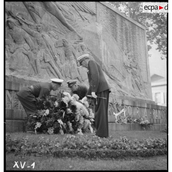 Dépôt de gerbe au pied du monument au morts de Vichy.