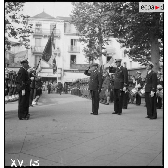 Les autorités saluent le drapeau de la 9e escadre aérienne et sa garde d'honneur lors de la cérémonie commémorative de la disparition du capitaine pilote Georges Guynemer en 1917.