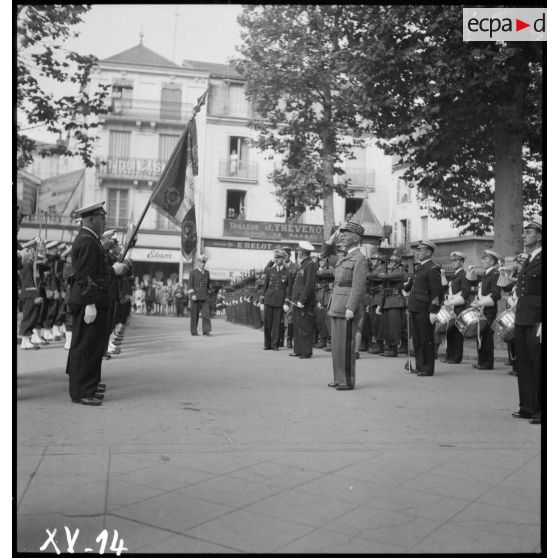 Les autorités saluent le drapeau de la 9e escadre aérienne et sa garde d'honneur lors de la cérémonie commémorative de la disparition du capitaine pilote Georges Guynemer en 1917.