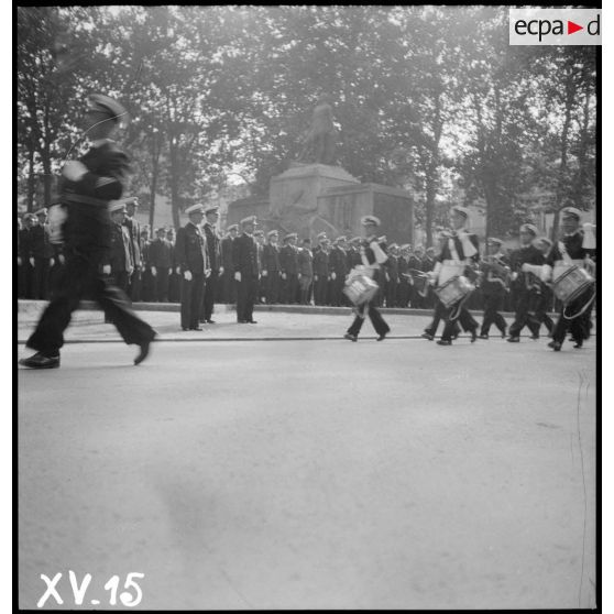 A Vichy, la musique de l'Air défile devant les autorités à l'issue de la cérémonie commémorative de la disparition du capitaine pilote Georges Guynemer en 1917.