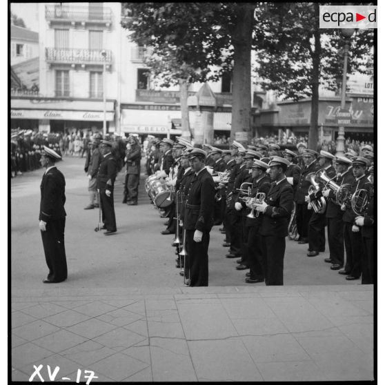 A Vichy, la musique de l'Air est en place lors d'une cérémonie commémorative de la disparition du capitaine pilote Georges Guynemer en 1917.