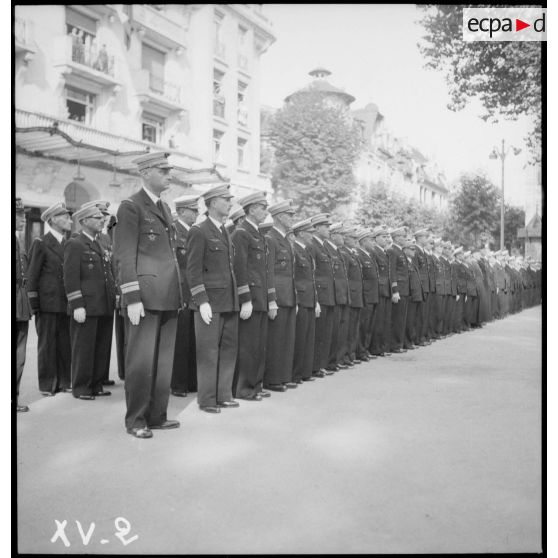 Officiers et sous-officiers de l'armée de l'Air rassemblés devant l'hôtel Radio, siège du secrétariat d'Etat à l'Air.