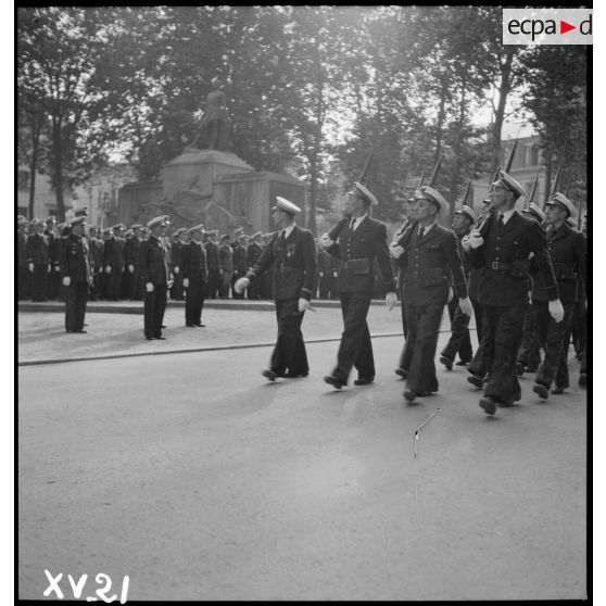 A Vichy, un détachement de l'armée de l'Air défile devant les autorités à l'issue de la cérémonie commémorative de la disparition du capitaine pilote Georges Guynemer en 1917.