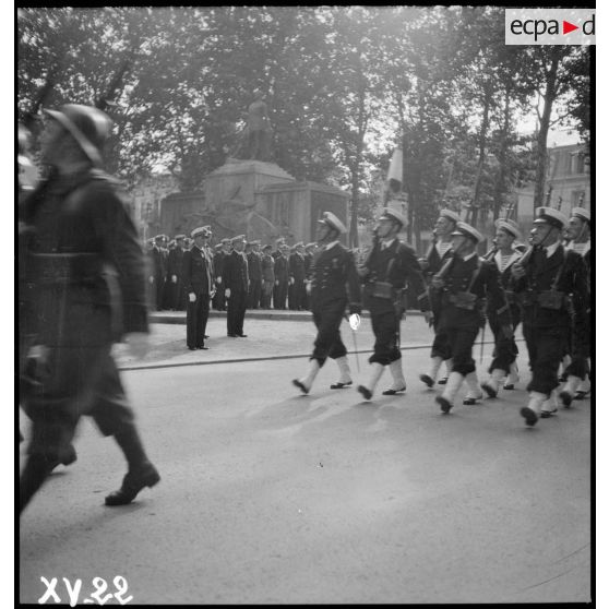 A Vichy, un détachement de la Marine nationale défile devant les autorités à l'issue de la cérémonie commémorative de la disparition du capitaine pilote Georges Guynemer en 1917.